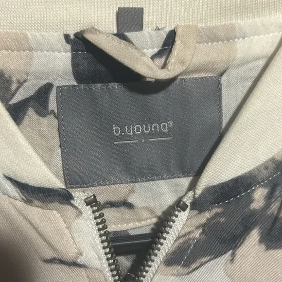 Abstract Floral jacket - Picture 2 of 9